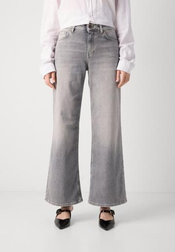 Клешеные джинсы