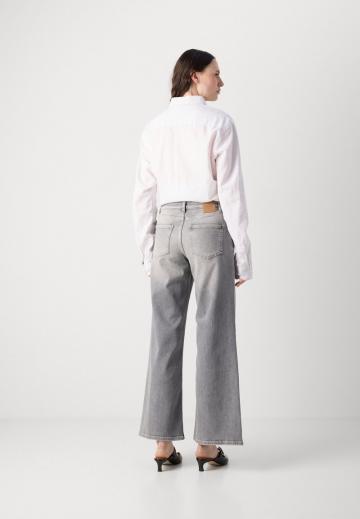 Клешеные джинсы