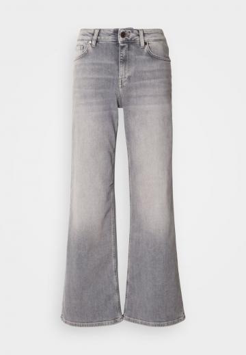 Клешеные джинсы