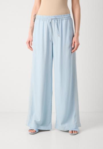 Клешеные джинсы