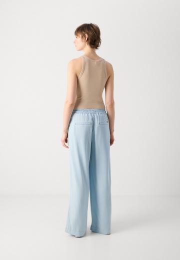 Клешеные джинсы