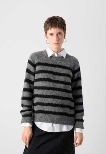 Пуловер в полоску