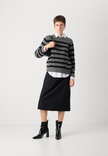 Пуловер в полоску