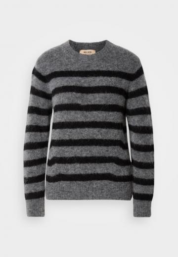 Пуловер в полоску