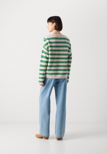 Пуловер в полоску