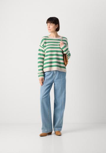 Пуловер в полоску