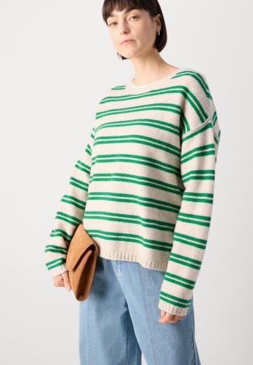 Пуловер в полоску