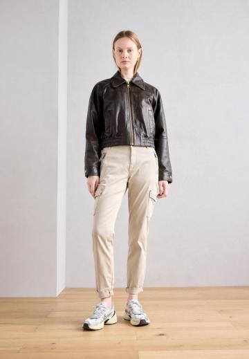 Брюки с накладными карманами