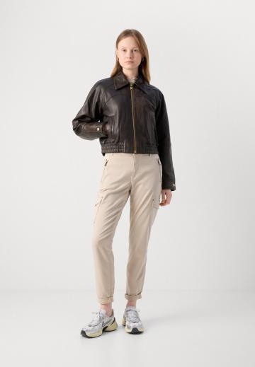 Брюки с накладными карманами