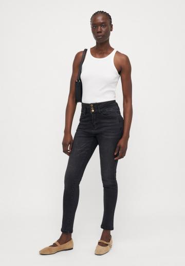 Узкие джинсы