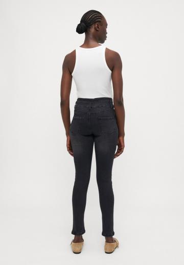 Узкие джинсы