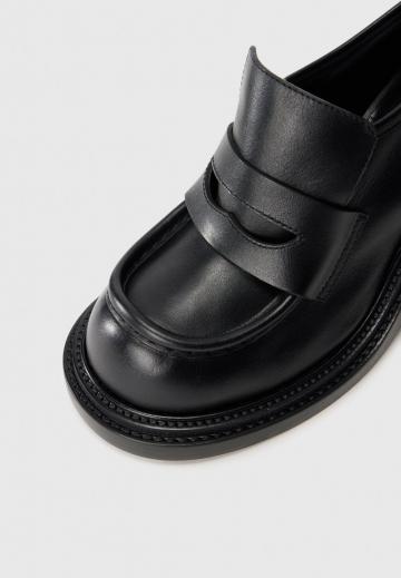 Туфли с высоким носом