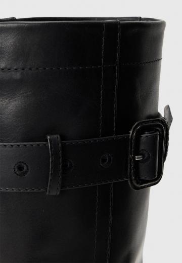 Высокие сапоги