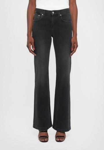 Клешеные джинсы
