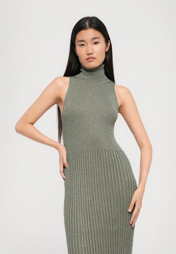 Вязаное платье