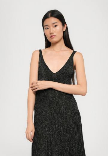 Вязаное платье