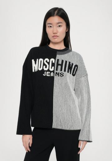 Пуловер в полоску