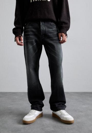 Прямые джинсы