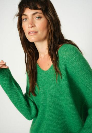 Пуловер с вырезом V