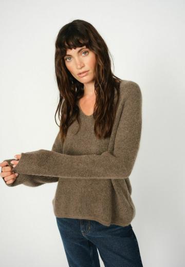 Пуловер с вырезом V