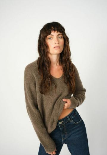 Пуловер с вырезом V