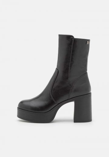 Полусапожки на высоком каблуке