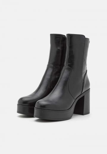 Полусапожки на высоком каблуке