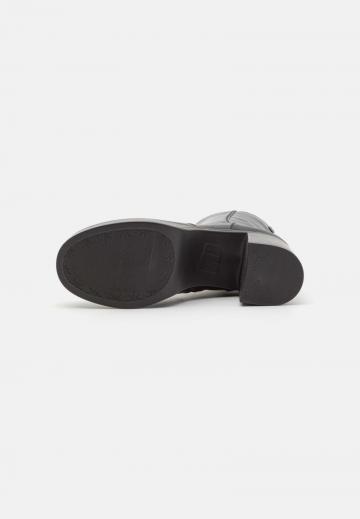 Полусапожки на высоком каблуке