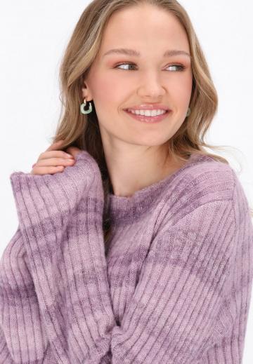 Пуловер в полоску