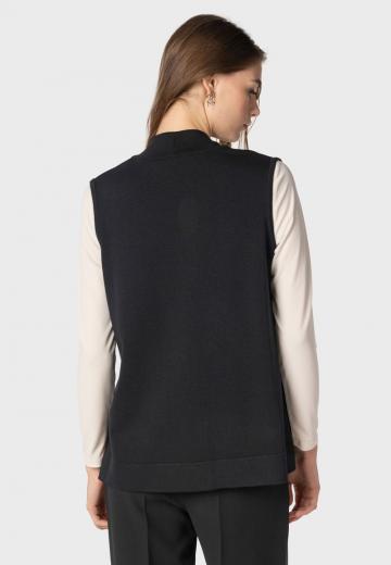 Вязаный жилет