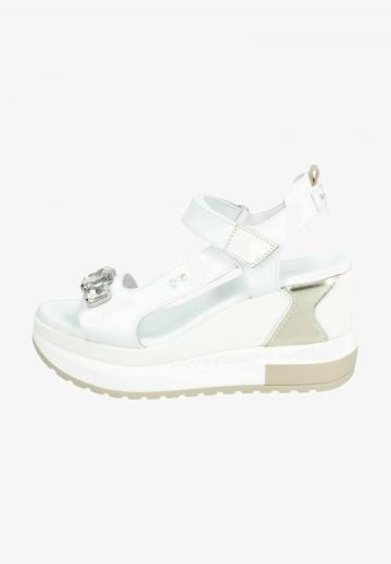 Босоножки на танкетке