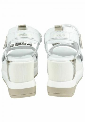 Босоножки на танкетке