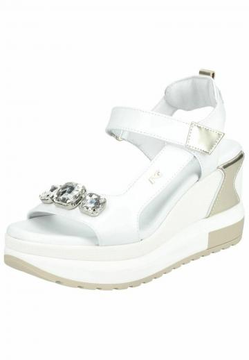 Босоножки на танкетке