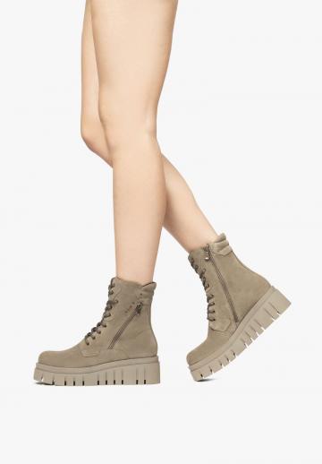 Сапожки на танкетке