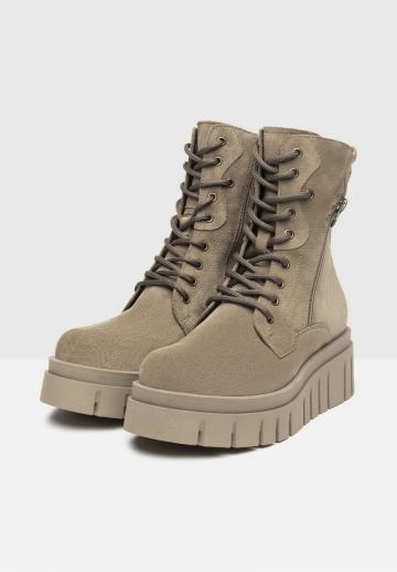 Сапожки на танкетке