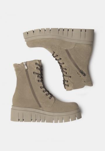 Сапожки на танкетке