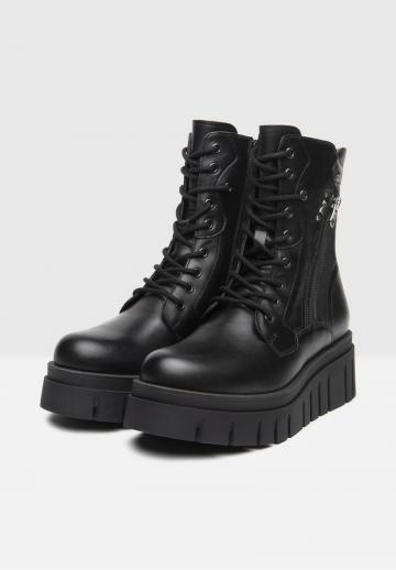 Сапожки на танкетке