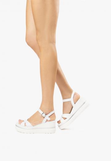 Босоножки на танкетке