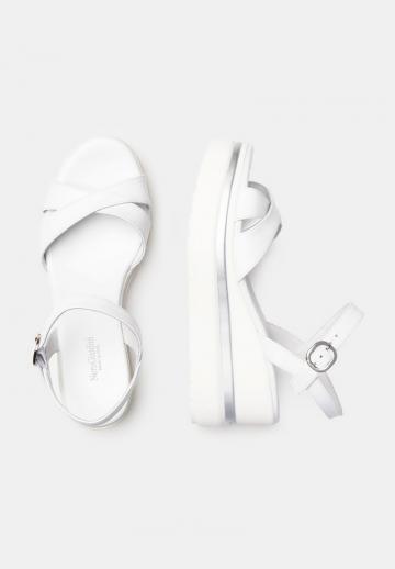 Босоножки на танкетке