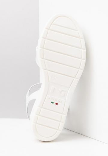 Босоножки на танкетке