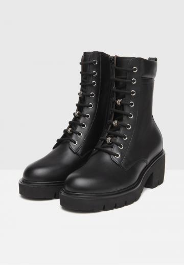 Ботинки на шнуровке