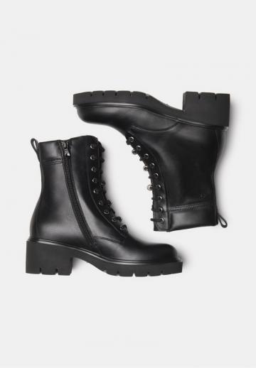 Ботинки на шнуровке