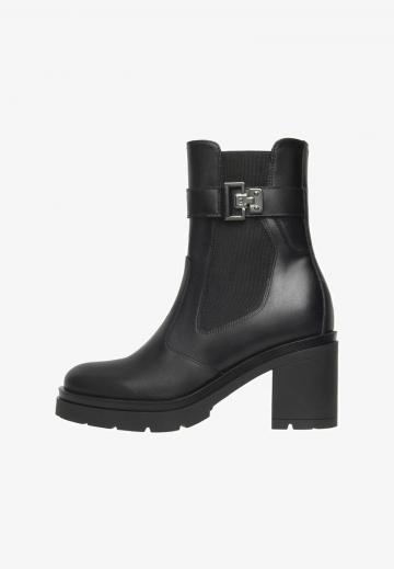 Полусапожки на высоком каблуке