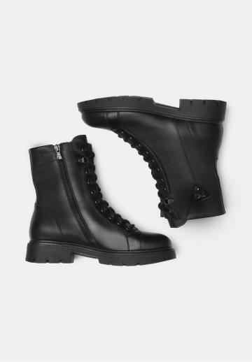 Ботинки на шнуровке