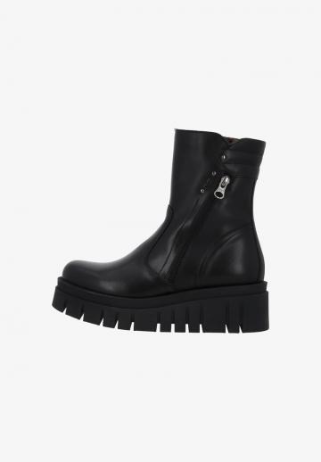 Сапожки на танкетке