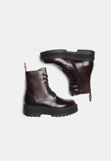 Ботинки на шнуровке