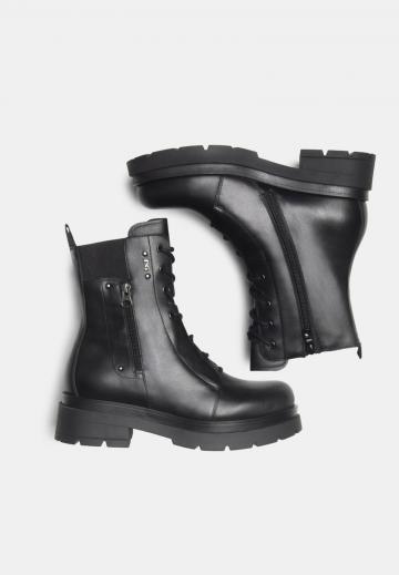 Ботинки на шнуровке