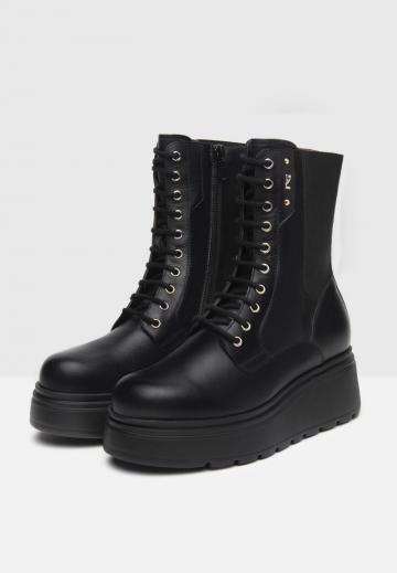 Сапожки на танкетке