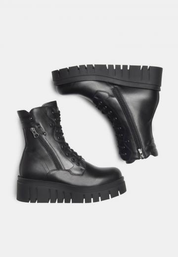 Сапожки на танкетке