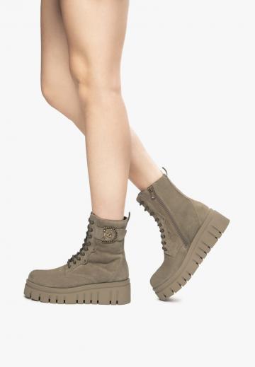 Сапожки на танкетке